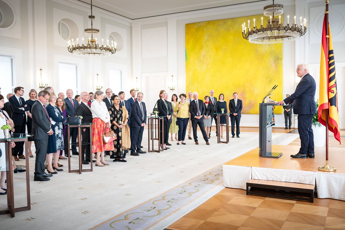 BPrSprecherin's tweet photo. „Ich wünsche Ihnen Glück in dieser Welt der Veränderungen & dass Sie gut ankommen in Ihrem neuen Zuhause“, würdigte BPr #Steinmeier heute die Arbeit der in diesem Sommer ausreisenden neuen Leiterinnen & Leiter 🇩🇪 Auslandsvertretungen. 1/2 https://t.co/Qg0oxfWoLl