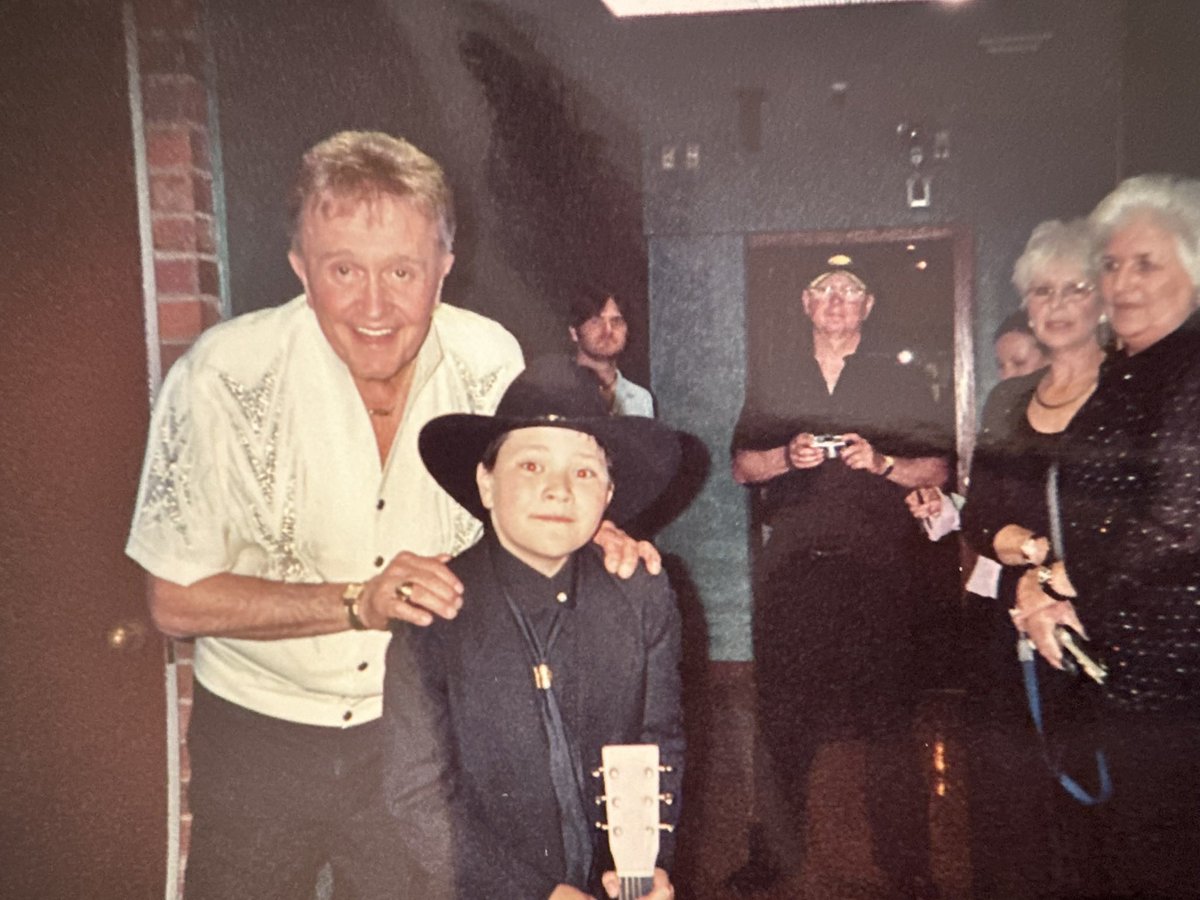 I feel so lucky to be able to make music, I don’t know I’m just feeling that today 

I’ve been writing songs since I was 10 years old, it’s never lost the magic 

Here’s the song I just released over the weekend: tr.ee/YR_Famous