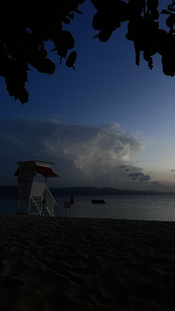 QueenJanae_Nae's tweet image. Weekending 🌅⚡️🌩️ #freetherapy