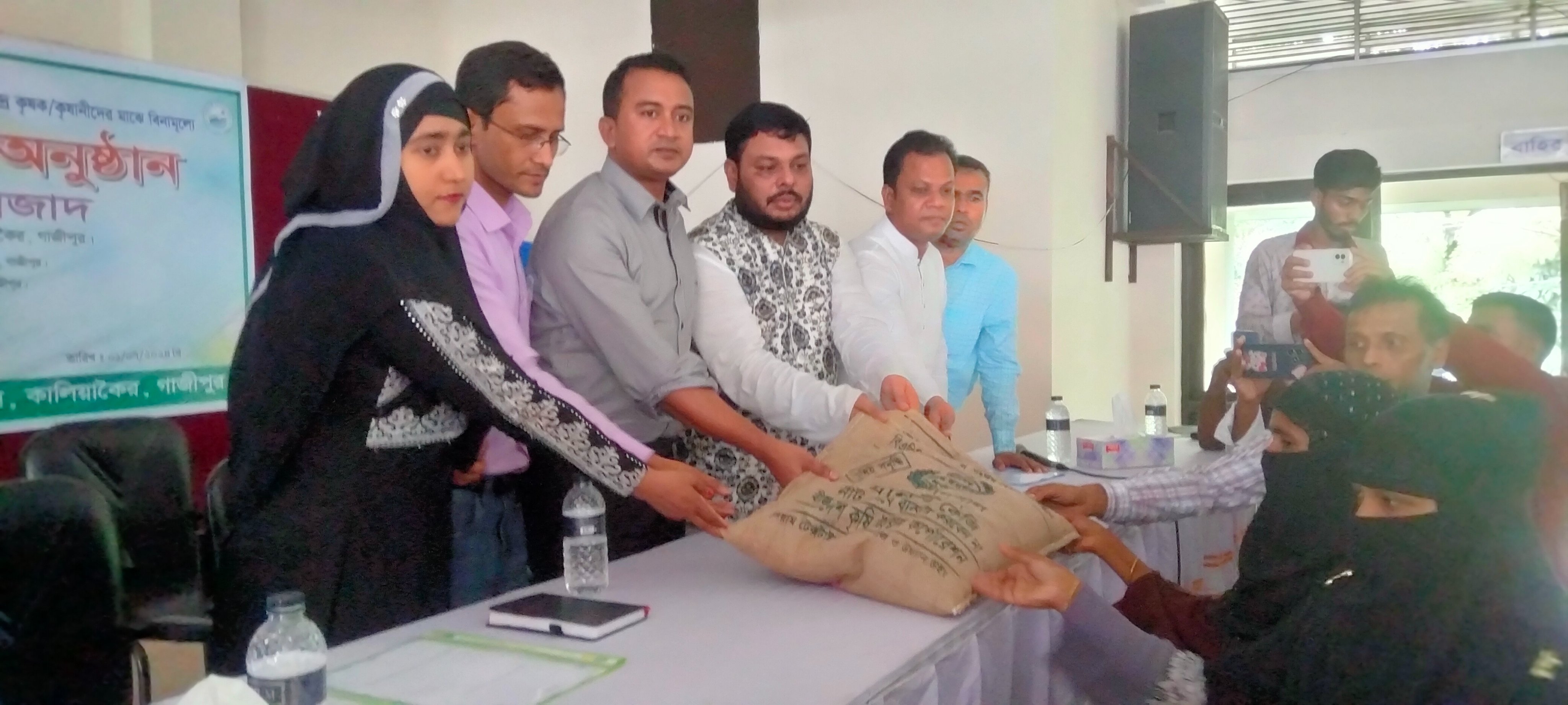 কালিয়াকৈরে কৃষকদের মাঝে বীজ ও সার বিতরণ