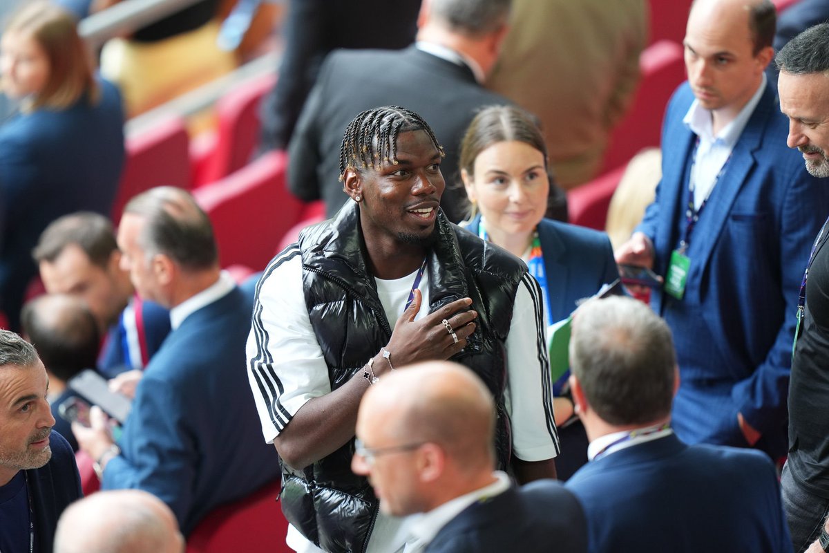 Footballtweet's tweet photo. Paul Pogba in the house. 🇫🇷 https://t.co/LEQt9KuvUO