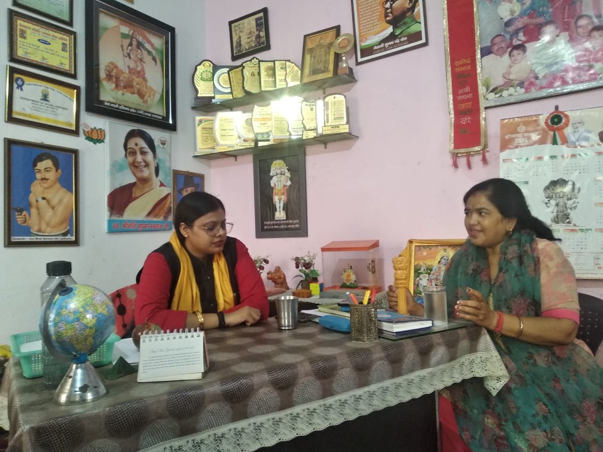 renudhimananil's tweet photo. आज महिला आयोग की वाईस चेयरपर्सन सोनिया अग्रवाल जी का मेरे कार्यालय/निवास स्थान समालखा पर आगमन हुआ व देश में लागू तीन नए कानूनों व महिला अधिकारों पर विस्तार से चर्चा हुई।

#renudhimansmk https://t.co/SGKIKLmezD