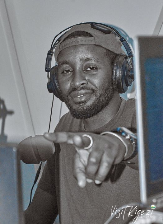 hillsfmkabale's tweet image. The top 7 at 7 countdown with The RealUncle till 8pm.
Guess the number one song!
#FreshHitsForKigezi
#Freshweek
#freshmonth
Listen online via hillsfm.co.ug