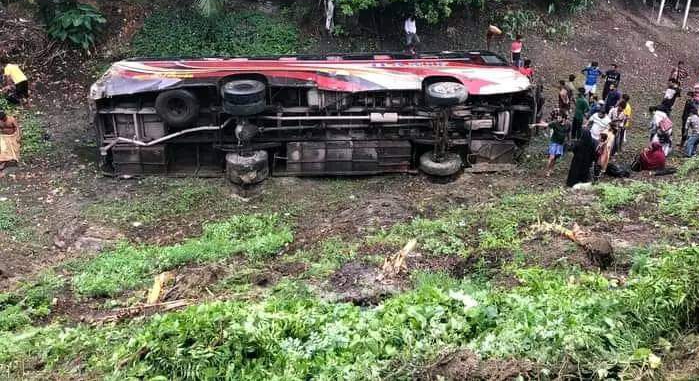 নড়াইলে হানিফ পরিবহের বাস নিয়ন্ত্রন হারিয়ে উল্টে খাদে পড়ে আন্তত ১৫ যাত্রি আহত