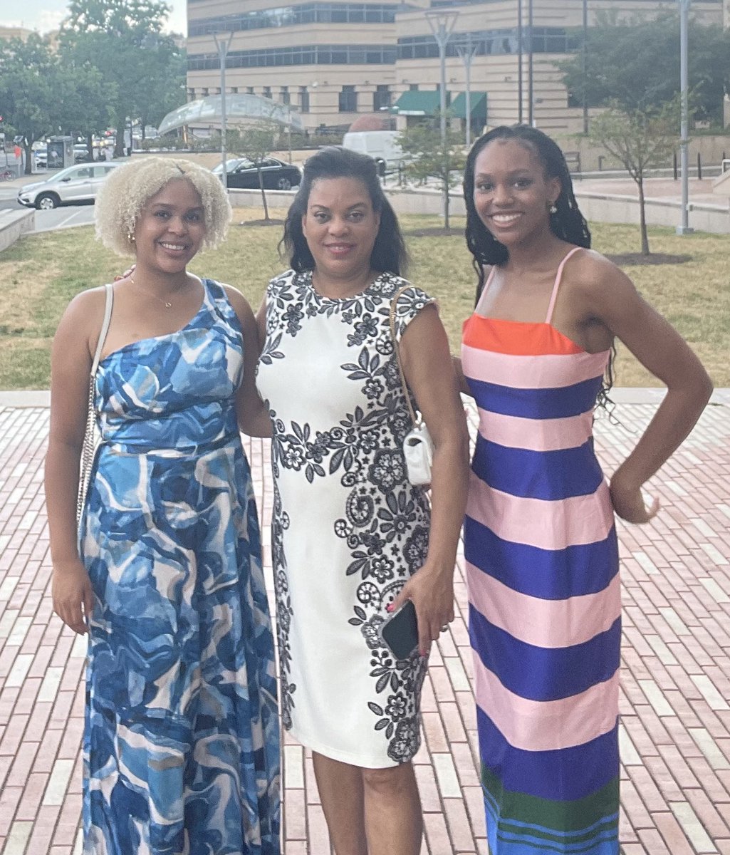 deirdrepbrown's tweet photo. Proud to represent #UDCLaw at the Eleanor Holmes Norton Legacy Fund Fundraising Dayla. The fund provides grants to female UDC Law students who are committed to public service. Happy belated birthday to @EleanorNorton https://t.co/qg921gqQcZ