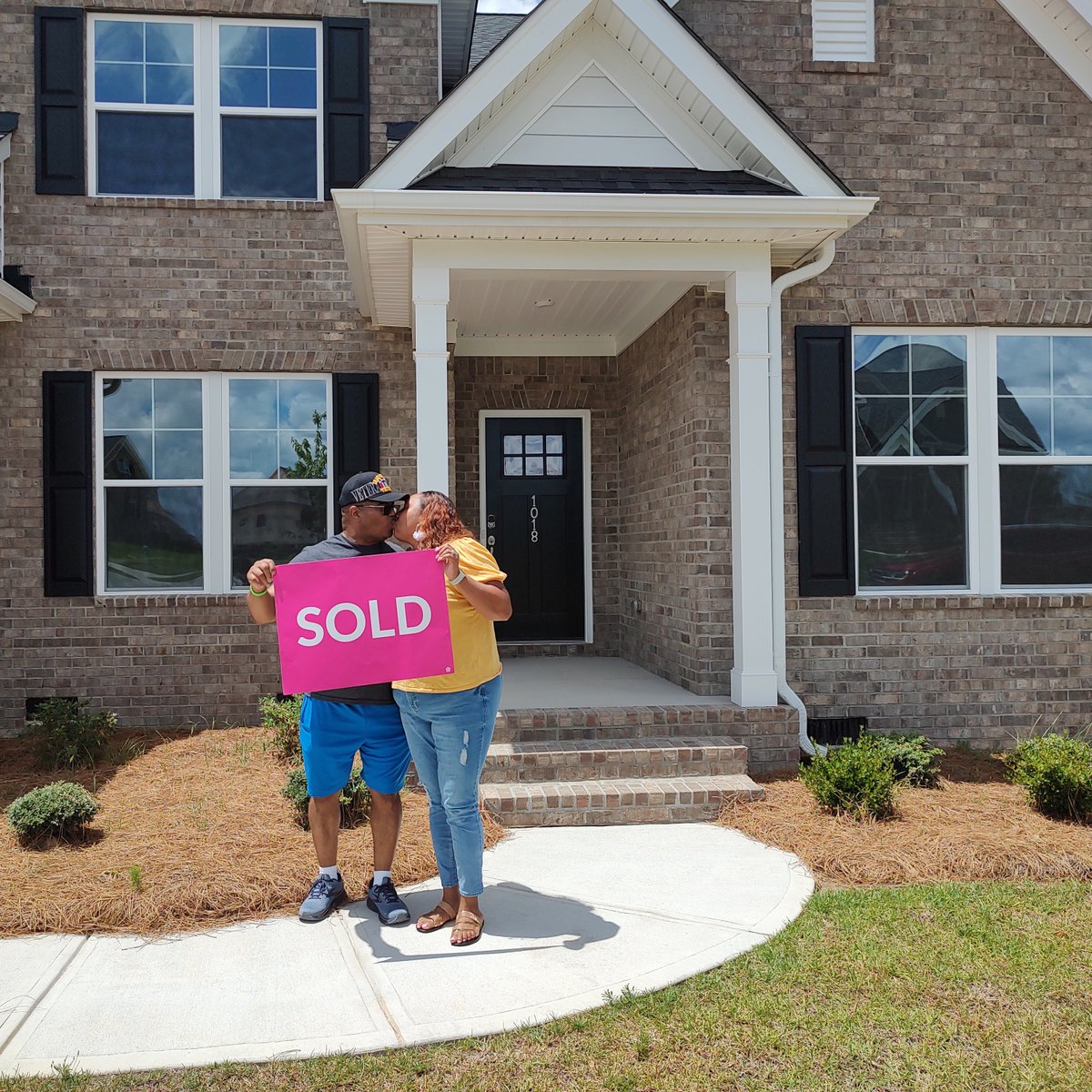 Stanley_Martin's tweet image. This lovely couple has fallen in love with their new home at Lakeside at Woodcreek, and we couldn't be happier. Help us welcome them to the Stanley Martin family. #HomeSweetHome #MyStanleyMartin #HouseHunter #Find