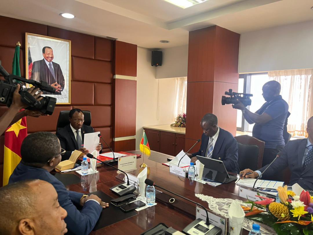 MintpGov's tweet photo. Construction de la route #Ebolowa-#Efoulan-#Mbango : le Chef de l’Etat autorise la signature d’un contrat commercial avec l’entreprise CECO S.A pour le financement et la construction de cette route de 60 km) dans la région du Sud.
#Cameroon🇨🇲 https://t.co/udutJeKl3F