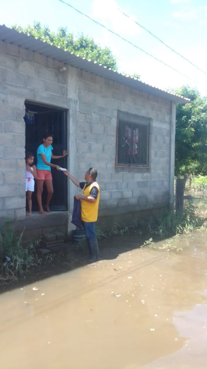 SSO_GobOax's tweet photo. Una brigada de la Unidad de Inteligencia para Emergencias en Salud #UIES de @SSO_GobOax, durante cinco días activaron acciones de vigilancia epidemiológica para proteger la salud de los habitantes en San Francisco Ixhuatán ante las fuertes lluvias que se han presentado en la zona https://t.co/Q0yGWfC862
