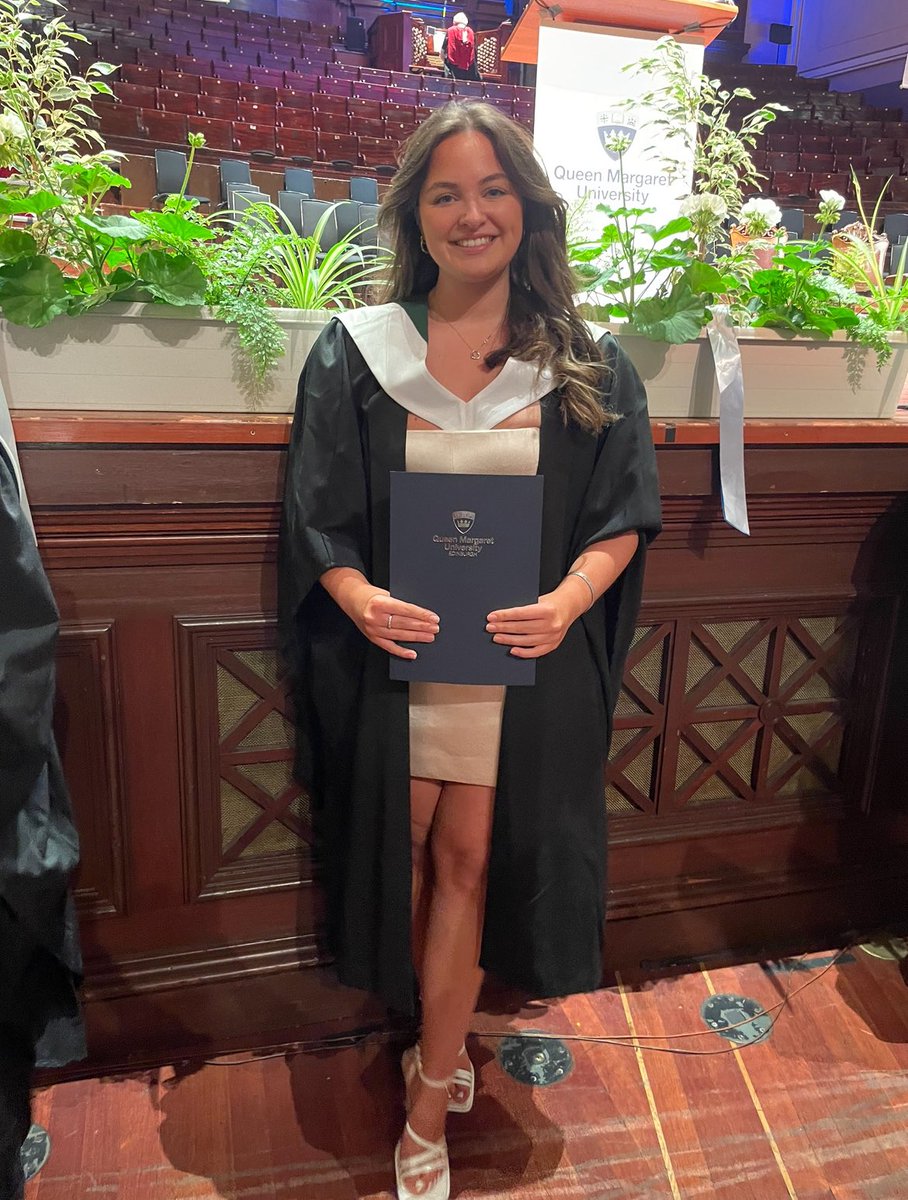 JasmineCookACT's tweet image. who gave me a degree?! 4 years well spent🎓