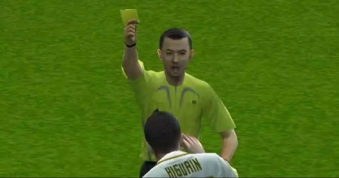 DocteurChoco's tweet photo. L'arbitre du match #FRABEL https://t.co/zw6Ycn8M1A