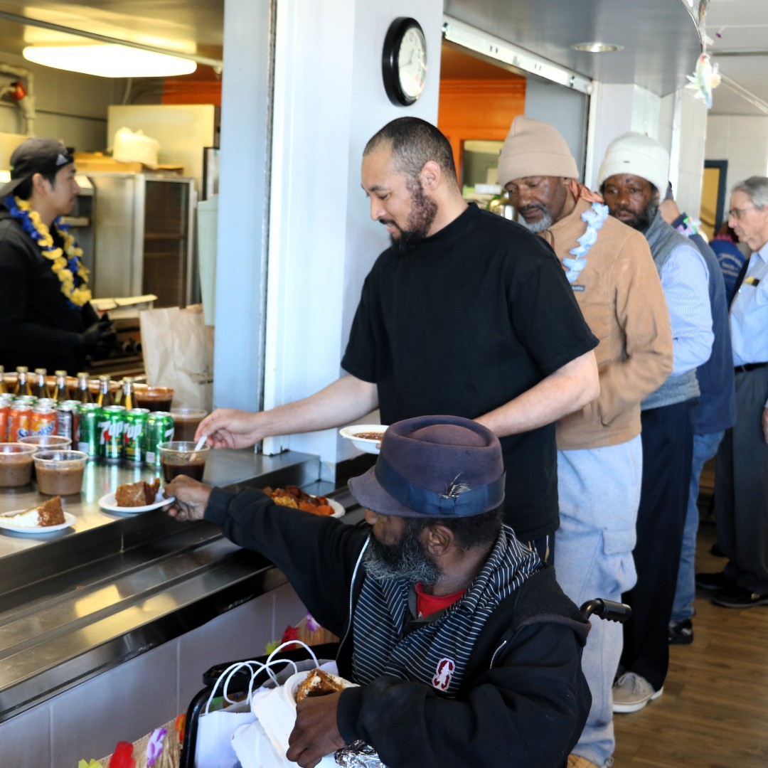 vetshelpingvets's tweet photo. Last week, we hosted the Swords' Tenant Appreciation Lunch at our housing site in the Presidio! Veteran residents from across our 6 housing programs enjoyed playing bingo, dominoes, and a great meal - with help from a friendly group of volunteers. #supportvets @ciscomeraki https://t.co/mUr6t5jAEg