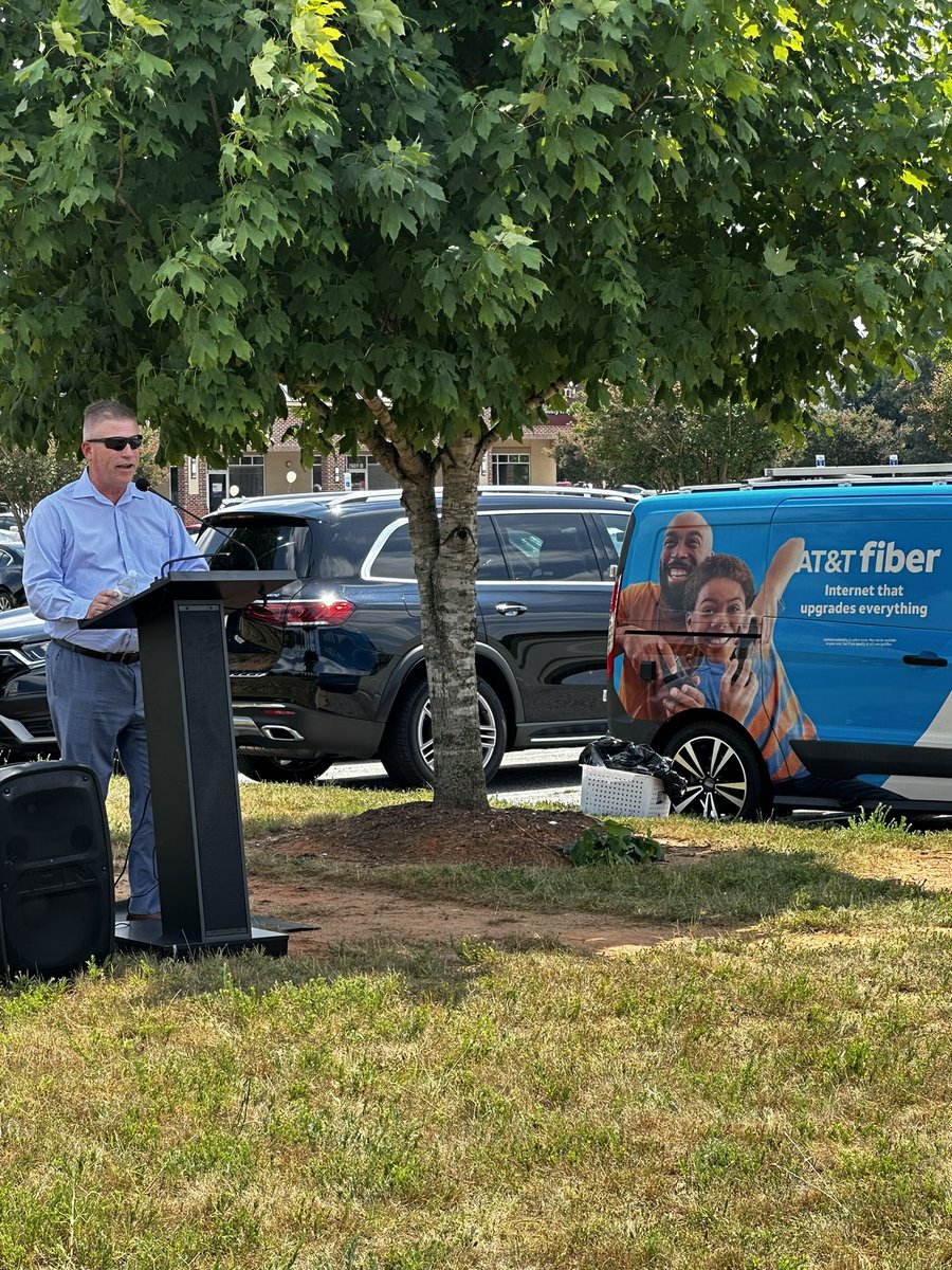 Mradams2288's tweet photo. AT&amp;T breaks  ground on bringing fiber to the Oak Ridge Community .
@SoutheastStates @DomDavis_ @VinceLeaks @PaulBricketto @SamJones1911 https://t.co/0DBOlg15SU