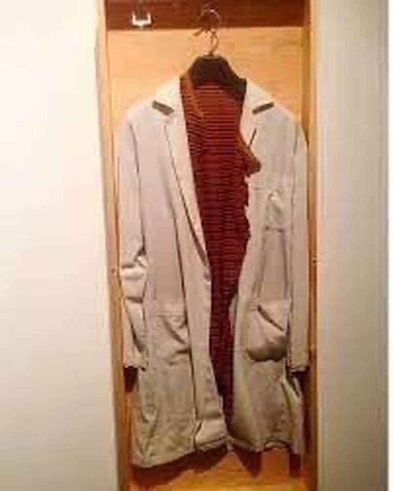 Aziz Nesin, Madımak Oteli'nin camına yanaşan itfaiye merdiveninden inerek kurtuldum sandı, fakat aşağı indiğinde "asıl öldürülecek hayvan burada" diyen birisi tarafından kalabalığın önüne itildi. 
O sırada orada bulunan ambulanstaki bir doktor, önlüğünü kendisine verip "önlüğü