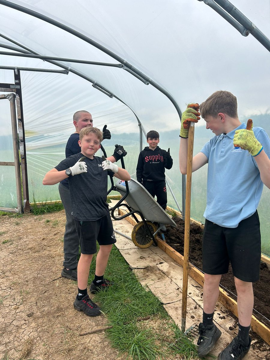 Great to have Ysgol Gyfun Cwm Rhondda on site with us today - fantastic day working alongside volunteers and tenants prepping for the RCT sustainable food summit with <a href="/Cwmpas_Coop/">Cwmpas</a> and <a href="/RCTCAN/">RCT Climate Action Network</a> on Wednesday.