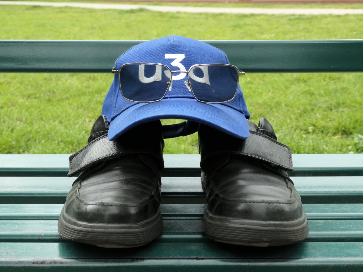 CardiffU3A's tweet photo. Cardiff u3a's Photography Group (Morning) went to Waterloo Gardens this month, to take photos with the theme of 'hats, shoes, and anything blue'. This picture, taken by Jim Bartlett, was chosen as the group's Pick of the Month by the previous winner, Pauline Bezodis. @u3a_UK https://t.co/vJ1Yq1FXrO