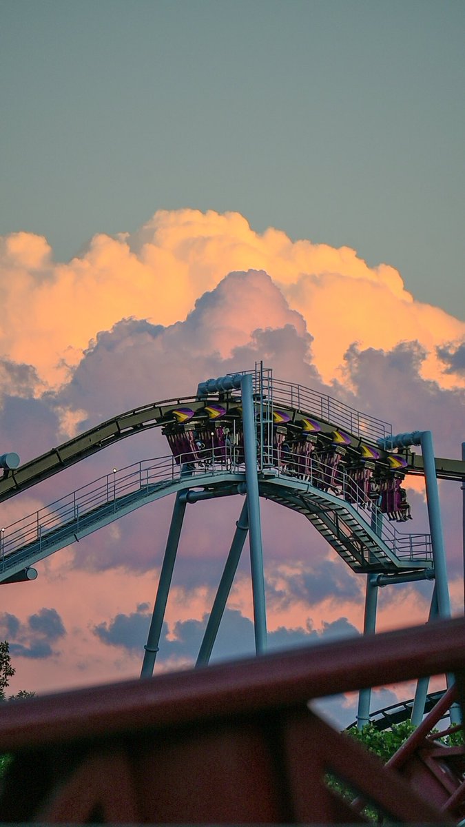 TheRyGuyVlogs's tweet photo. Great Bear climbing through the clouds 🐻⛅️ #photography #rollercoaster #hersheypark #greatbear #storm #sunset @Hersheypark https://t.co/kVveZOQevO