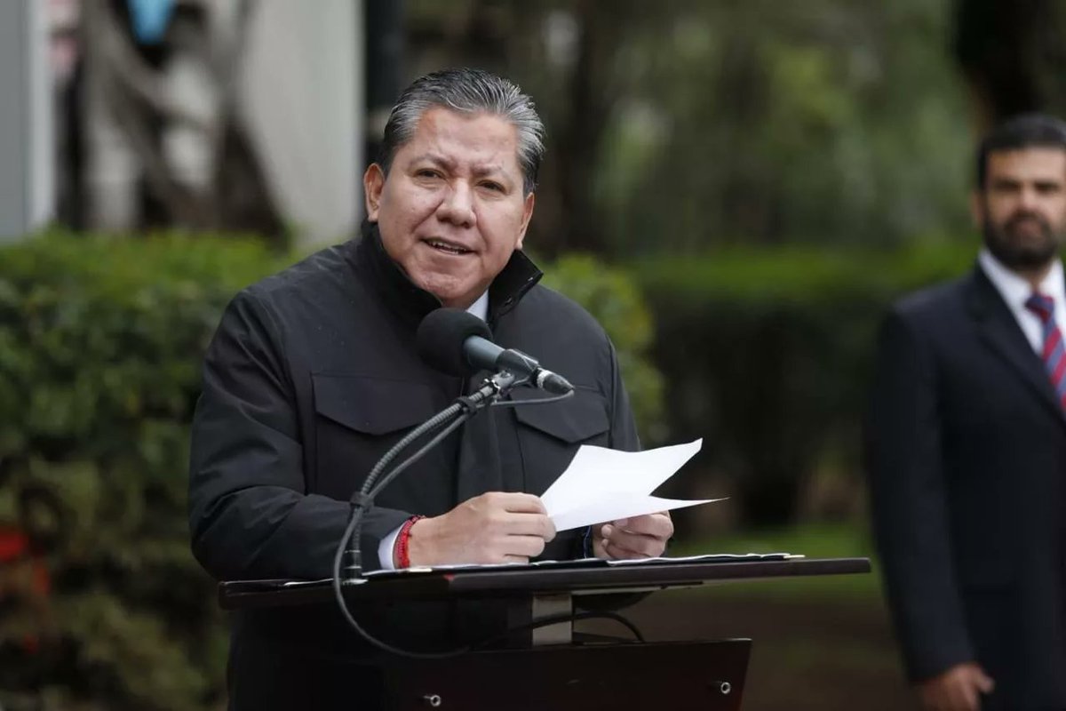 DavidMonrealA's tweet photo. Iniciamos esta semana de trabajo con honores a la bandera desde la @SEDUZAC. Realizamos la Mesa Estatal de Construcción de Paz; reconozco los esfuerzos de cada una de las autoridades involucradas en la tarea de pacificación de nuestro estado porque hemos logrado importantes avances. 

¡Feliz inicio de semana y que la lluvia nos siga bendiciendo!