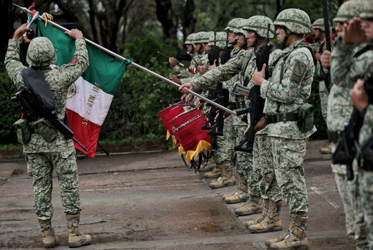 DavidMonrealA's tweet photo. Iniciamos esta semana de trabajo con honores a la bandera desde la @SEDUZAC. Realizamos la Mesa Estatal de Construcción de Paz; reconozco los esfuerzos de cada una de las autoridades involucradas en la tarea de pacificación de nuestro estado porque hemos logrado importantes avances. 

¡Feliz inicio de semana y que la lluvia nos siga bendiciendo!