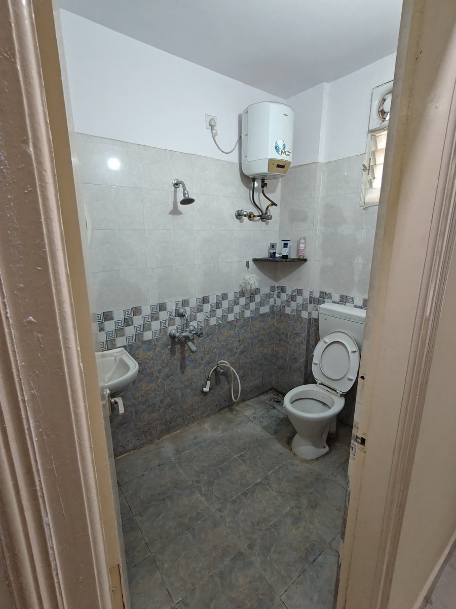 KaliaYamini's tweet photo. @BangaloreRoomi (posting for a friend)
looking for a male flatmate in a semi furnished 2BHK apartment in Panathur, Marathahalli. 
Flat is 2kms from Prestige Tech Park
Msg for more details!!

#bangalore #bangaloreroomi #bangaloreflats https://t.co/wiGQ7rj1oU