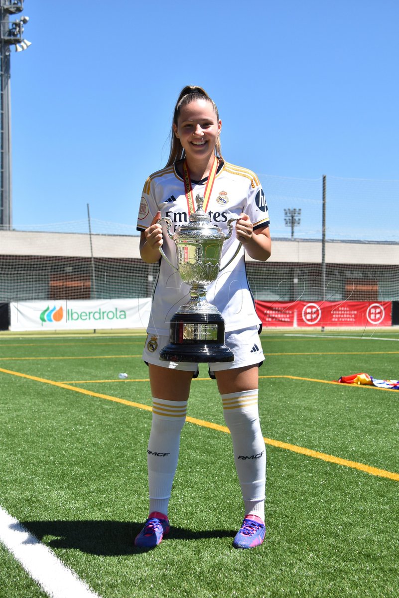 Tras cuatro años en el club, la mediapunta <a href="/10vittoriarossi/">Vittoria Rossi</a> se despide del Real Madrid con un gran palmarés y muy buenos números. 

🏆🏆 Preferente Juvenil
🏆 Preferente Cadete
🏆 Copa de la Reina

🤍 89 partidos
⚽️ 94 goles

La mejor de las suertes en tu nueva etapa; ya eres