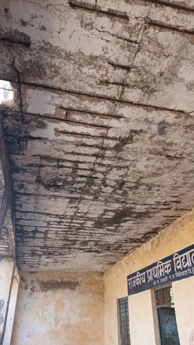 ramesh_ahari_'s tweet photo. भीलों को विस्थापित करने के लिए बड़े-बड़े प्लांट लगवाएं जाते हैं,जमीनों में से सोना निकला जाता है परंतु उन्हीं भीलों के बच्चों के पढ़ाई की बात आती है तो ना उन्हें सिर ढकने के लिए छत मिलती है ओर ना ही स्कूल जाने के लिए सड़कों का इंतजाम
#खांडामहुडा_मागे_स्कूल https://t.co/CZiBD0naPe