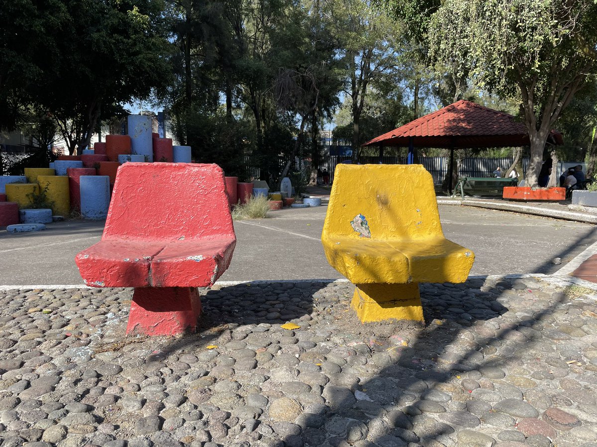 Escribí sobre las sillas, playgrounds y bancas brutalistas diseñadas por  Edmundo Rodríguez en los 70. Hay que protegerlo de las constantes  destrucciones al espacio público de la CDMX. Esto es de lo