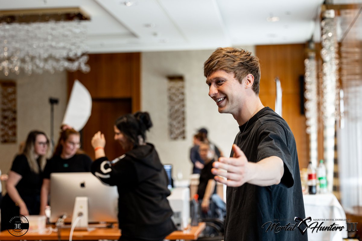 Ent_Event's tweet photo. Saturday Photo Ops with @willtudor1 at Mortal Hunters III, April 2024.

#shadowhunters #shadowhunterscon #shadowfam #shadowhunterseurope #convention #entevents #mortalhunters #mortalhunterscon #mortalhuntersconvention #throwback #bestoftheday #behindthescenes #angels https://t.co/LBWr1Y5iFy