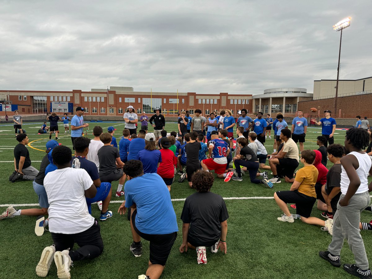 SLP_Schools's tweet photo. Say hello to Panther Football alumni/NFL players!

Panther Football Youth Camp has been a tradition in our community for 30+ yrs. Zack Johnson (Class of 2015) &amp; Brian Leonhardt (Class of 2008) created an NFL Alumni night as part of the camp - a complete success! #SLPPantherProud https://t.co/DMpkg6jedI