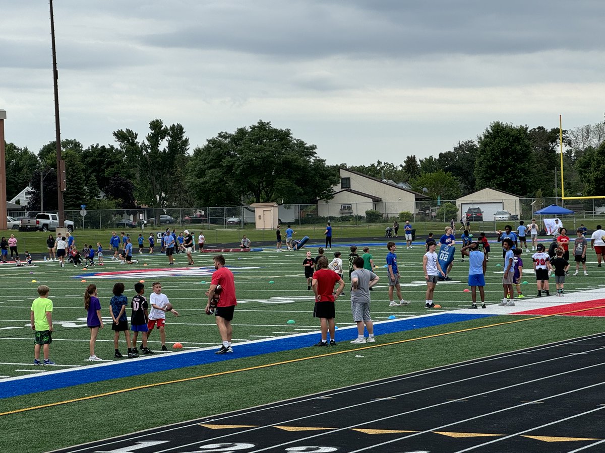 SLP_Schools's tweet photo. Say hello to Panther Football alumni/NFL players!

Panther Football Youth Camp has been a tradition in our community for 30+ yrs. Zack Johnson (Class of 2015) &amp; Brian Leonhardt (Class of 2008) created an NFL Alumni night as part of the camp - a complete success! #SLPPantherProud https://t.co/DMpkg6jedI