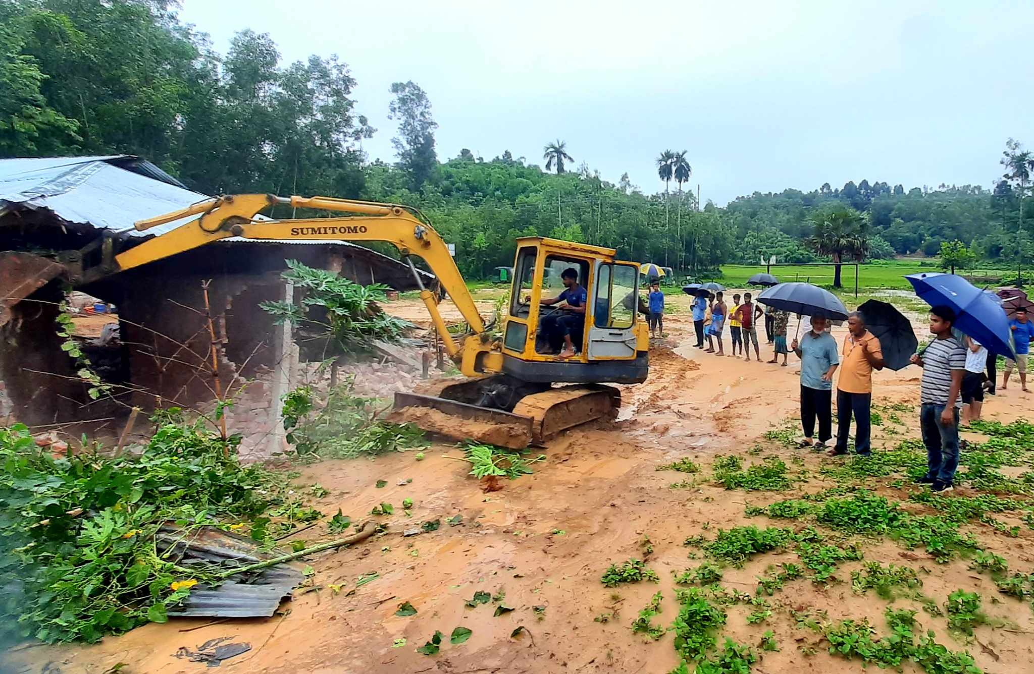 রাঙ্গুনিয়ায় অবৈধ স্থাপনা উচ্ছেদ করে শতবর্ষী খেলার মাঠ উদ্ধার