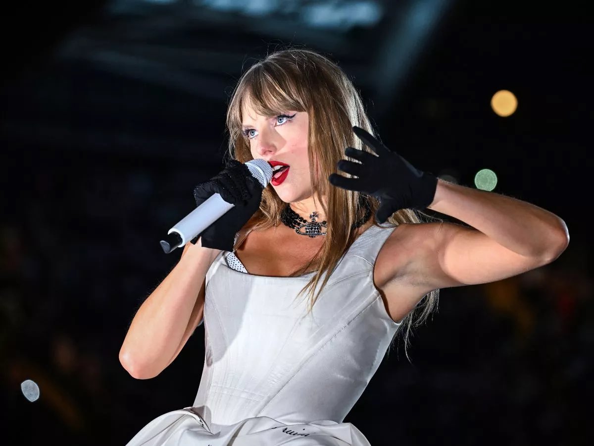 PopBase's tweet photo. Director Steven Soderbergh praises Taylor Swift:

“People laugh that there is a college class being taught about her and I go, ‘There should be.' What she is doing, the way she is doing it… Nobody has ever done this before. The amount of control she has taken over. She is relentless.”