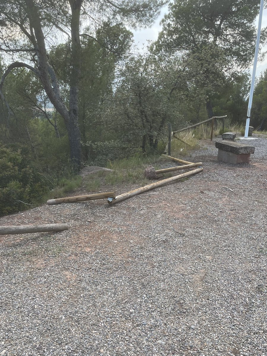 AlberolaMarta's tweet photo. @AjSantFruitos 
Avui he trobat aquest regal a l’inici dels bancs que hi ha per pujar a la Muntanyeta de Sant Martí.
Tambe al dalt de tot a la bandera he trobat els pals caiguts i en mal estat. Li podeu fer un manteniment?
Gràcies https://t.co/SMkLaHIKmW