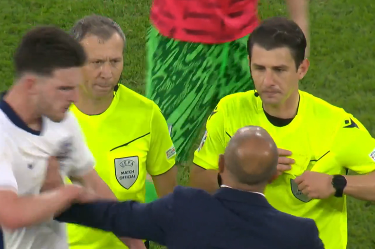 fromviews1's tweet photo. Declan Rice was so livid with Slovakia boss and foul-mouthed insult https://t.co/NFFjA575B3 https://t.co/OjVkpy1VbE