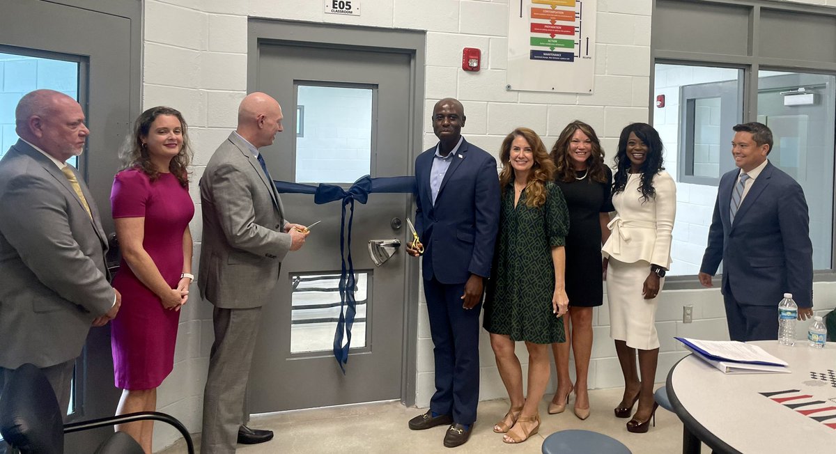 The path to public safety begins with education. Great morning with <a href="/fldjj/">려은</a> Secretary <a href="/DrEricHall/">Eric Hall, Ed.D.</a>, Rep. <a href="/BernyJacques/">Berny Jacques</a> and others focused on Florida youth. The creation of the Florida Scholar’s Academy creates powerful change in the lives of those in DJJ secure detention.