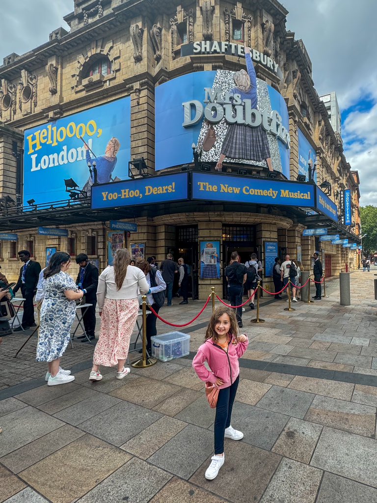 RadGirlRealtor's tweet image. If you like plays, this one is a must! I have to say, I had low expectations because, let’s face it, Robin Williams was the best there is—but I have to say—WOW, what a fantastic show. Great performances all around, especially Gabriel Vick! ⭐️⭐️⭐️⭐️⭐️