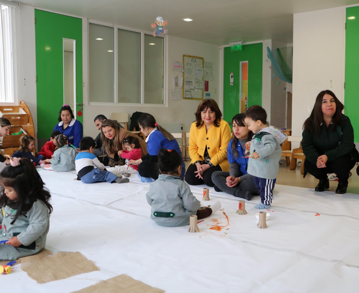 SubEducParv's tweet photo. "Como @Mineduc hemos relevado la importancia de asistir al jardín infantil y sala cuna en los primeros años de vida. La Educación Parvularia permite un sentido completo de oportunidades de aprendizaje, de desarrollo y de bienestar". Subse @lagos_lagoss. https://t.co/UG1AqADCs7