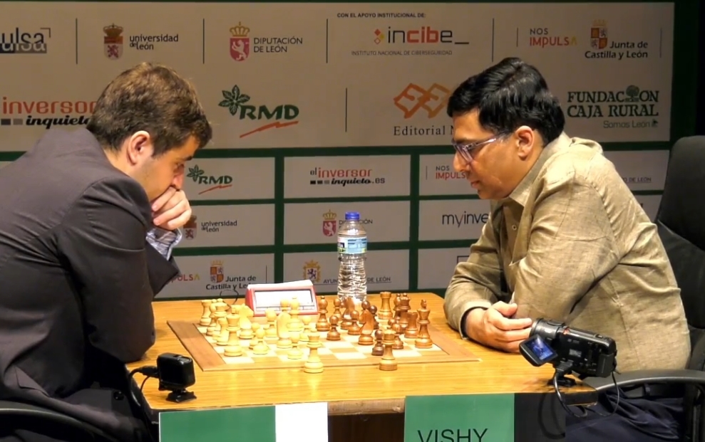 nikchess's tweet photo. आनंद नें रिकॉर्ड 10वीं बार जीता लियॉन मास्टर्स
@ajedrezleon @vishy64theking #LeonMasters 🔟🏆 #HindiNews @ChessbaseHindi 
भारत के पाँच बार के विश्व चैम्पियन विश्वनाथन आनंद नें एक बार फिर दिखा दिया की उनके लिए अभी भी उम्र सिर्फ एक नंबर है , आनंद नें स्पेन के प्रतिष्ठित लियॉन मास्टर्स शतरंज का खिताब रिकॉर्ड दसवीं बार अपने नाम कर लिया है , रैपिड फॉर्मेट के बेस्ट ऑफ 4 की तर्ज पर खेले गए फाइनल मुक़ाबले में आनंद नें मेजबान देश के संटोस जेमे को एकतरफा मुक़ाबले में 3-1 से पराजित करते शानदार अंदाज में यह खिताब अपने नाम किया , इससे पहले आनंद नें टोपालोव को और जेमे नें भारत के अर्जुन एरीगैसी को पराजित करते हुए फाइनल में जगह बनाई थी । लियॉन मास्टर्स का यह 37वां संस्करण था और आनंद 16वीं बार इसमें भाग ले रहे थे , आनंद नें इससे पहले 1996,1999, 2000, 2001, 2005,2006,2007, 2011और 2016 में यह खिताब अपने नाम किया था , पढे यह लेख  https://t.co/1lz1WxWeFv