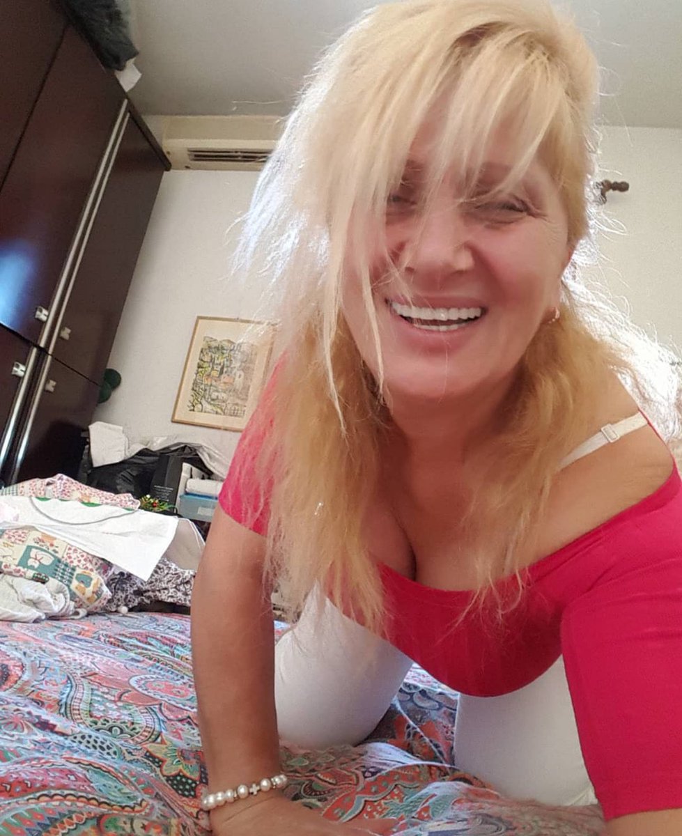 10 kız arkadaşımla Whatsapp grubu kurduk.  RT yapanlara ve numarasını atanları gruba alıyoruz. Kendinizi tanıtmayı unutmayın. ♥️