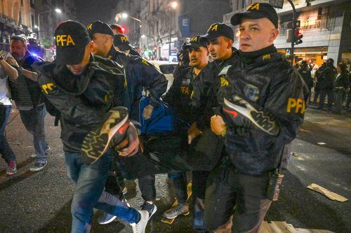 No quiero interrumpir con pavadas, pero hace 20 dias tenemos 5 presos politicos por protestar contra la ley bases, de los cuales, uno es un vendedor de sanguwichs y otro es un linyera que estaba yendo a la iglesia a comer.
MILEI Y BULLRICH SON LA DICTADURA