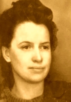 paroles_la's tweet photo. Avec son mari, elle tenait un hôtel à Gordes. Avec lui,elle a rejoint l'Armée Secrète. Mais c'est sans lui que le 1er juil. 1944 elle est prise. Jamais elle ne dira où il est. "Je suis française, lance-t-elle à ses bourreaux, je n’ai pas peur de mourir". Paulette Nouveau. 30 ans. https://t.co/4BNr91GZXX