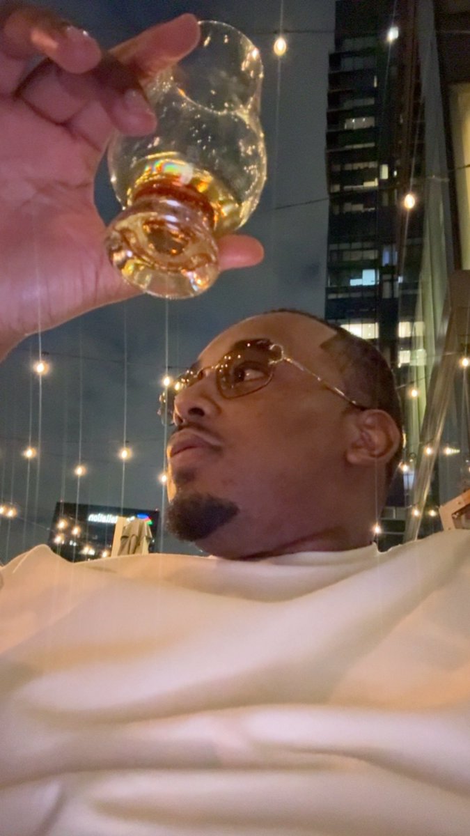 ATHRell's tweet photo. 🥂 https://t.co/DouooG2pwL