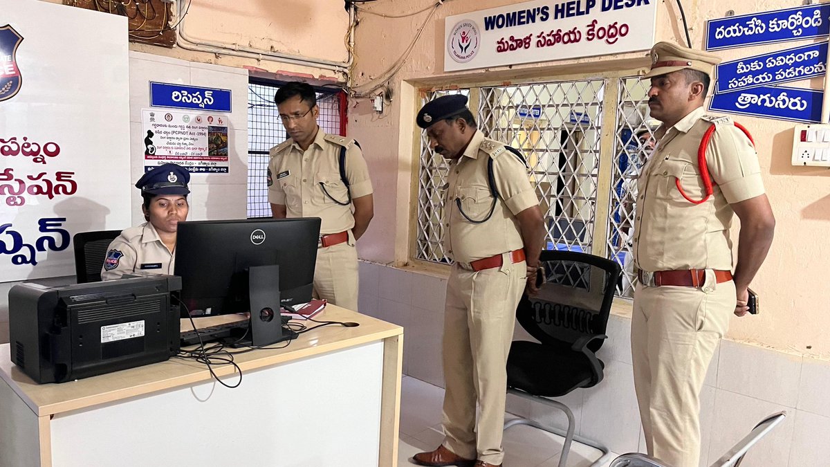 SpJagtial's tweet image. Surprise inspection at Ibrahimpatnam&amp;amp; Metpalli police stations, reviewed premises, staff duties, and 5S implementation. Emphasis on immediate Dial 100 response, 24x7 patrolling, CCTV in villages, and cybercrime awareness.@TelanganaDGP @TelanganaCOPs #policereforms #safetyfirst