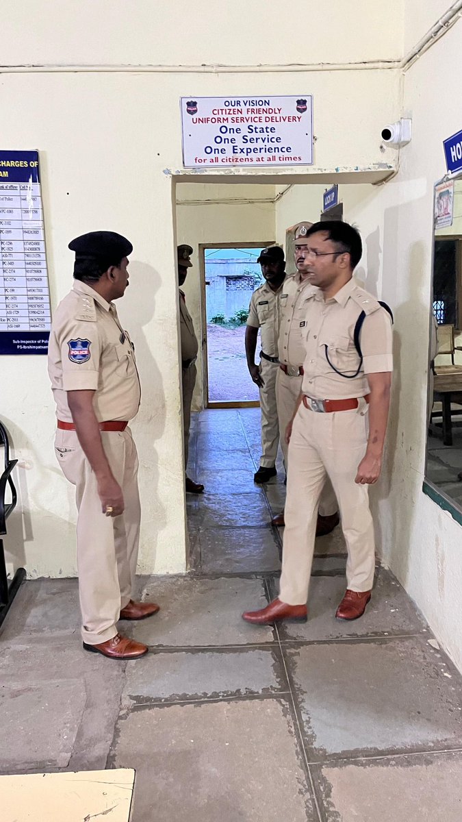 SpJagtial's tweet image. Surprise inspection at Ibrahimpatnam&amp;amp; Metpalli police stations, reviewed premises, staff duties, and 5S implementation. Emphasis on immediate Dial 100 response, 24x7 patrolling, CCTV in villages, and cybercrime awareness.@TelanganaDGP @TelanganaCOPs #policereforms #safetyfirst