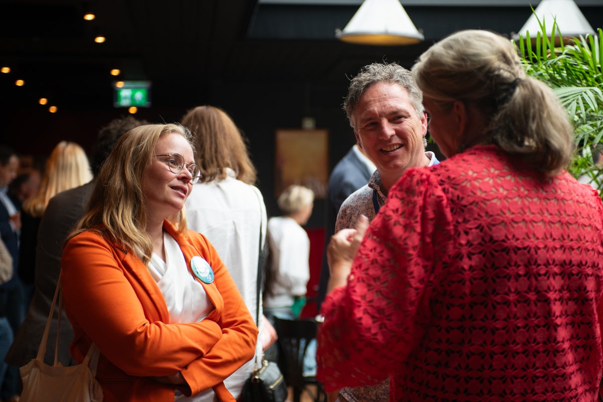 Op vrijdag 21 juni 2024 organiseerden de KNW-themagroepen voor leden en andere belangstellenden de Waternetwerkdag 2024. Deze dag had een feestelijk tintje, 

Via de link tref je een foto-impressie aan.
waternetwerk.nl/knw-activiteit…