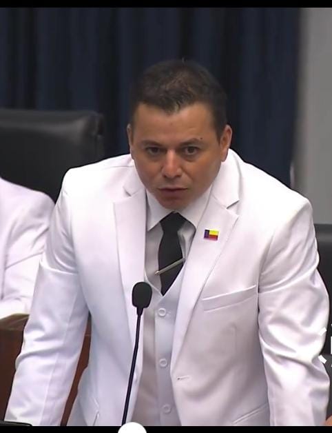 GLORIACAMANO's tweet photo. Felicidades HD Medin Jiménez y @BreaPanchito por representar al Partido @panamenistas como debe ser.
Es el mandato del pueblo #Panamá ser fizacalizadores, equilibrio y voz en defensa del pueblo. Libres de cadenas y con la cara al sol.  Que Dios les siga iluminando en su caminar. https://t.co/iWJkIso9w8
