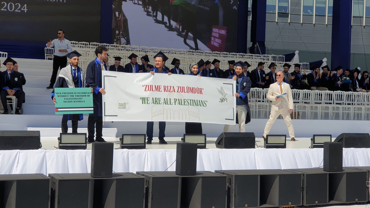 medipolcemiyet's tweet image. 1 Temmuz 2024/Mezuniyet Töreni 

Filistinde mezun olamamış tüm şehit kardeşlerimiz için giyilen kufiyyelere ve kaldırılan pankartlar için teşekkür ederiz.

Davetimize icabet ederek bir duruş sergileyenlen dertli dostlara selam olsun.🍉
Var olsun LA! diyebilen aziz insanlar.