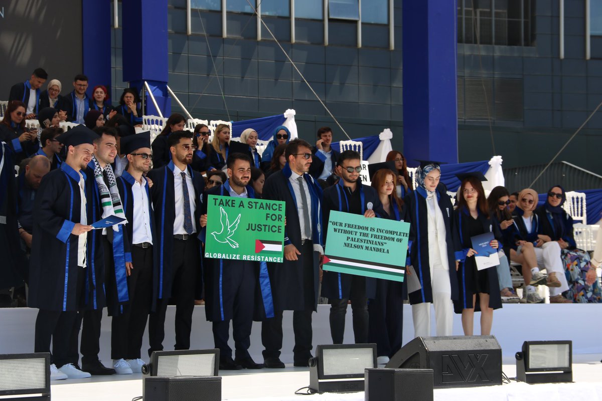 medipolcemiyet's tweet image. 1 Temmuz 2024/Mezuniyet Töreni 

Filistinde mezun olamamış tüm şehit kardeşlerimiz için giyilen kufiyyelere ve kaldırılan pankartlar için teşekkür ederiz.

Davetimize icabet ederek bir duruş sergileyenlen dertli dostlara selam olsun.🍉
Var olsun LA! diyebilen aziz insanlar.