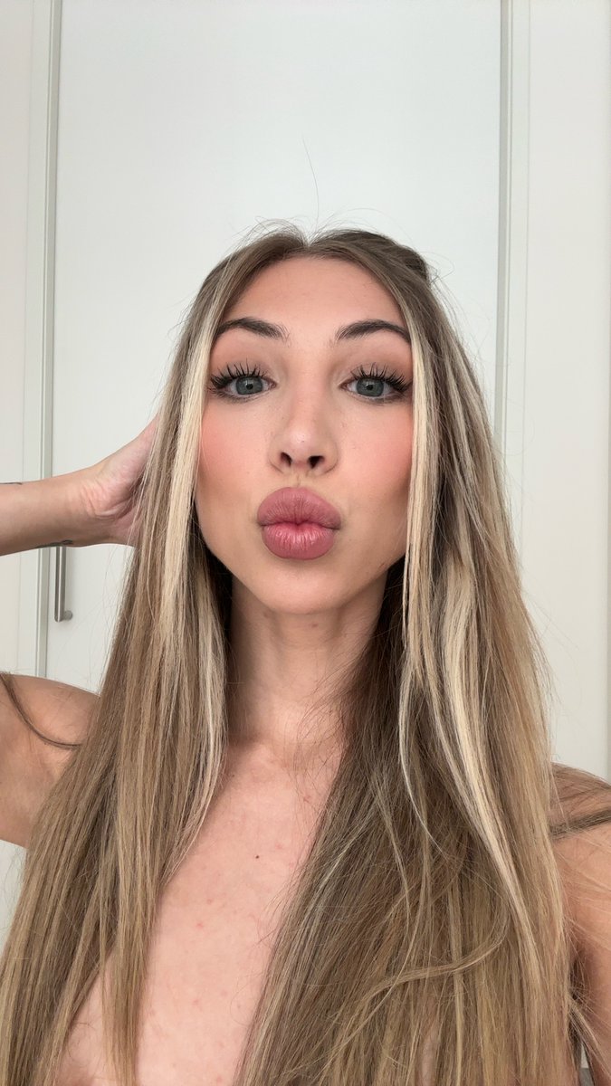 PrettyKaleyRose's tweet photo. selfie time https://t.co/xgC0gjbJOC