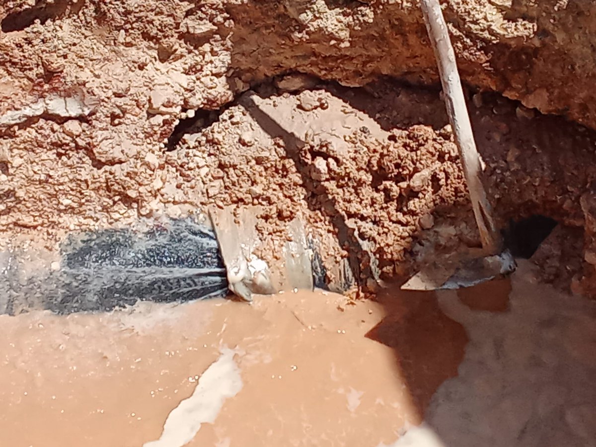 EAACSantaMaria's tweet photo. Supresión de salideros bajo losa, realizada por la brigada de conductoras y redes de la ueb mantenimiento perteneciente a la EAASM, en tubería de PEAD 400 mm, en rotonda Las Brujas en cayo Santamaría. #OSDEAyS #eaasm #INRHCuba https://t.co/DTfML48fcF