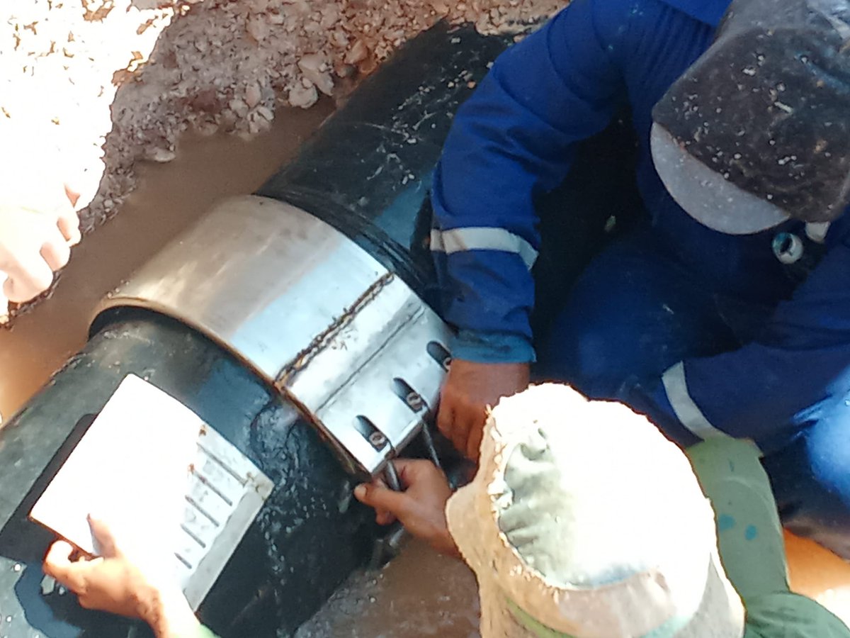 EAACSantaMaria's tweet photo. Supresión de salideros bajo losa, realizada por la brigada de conductoras y redes de la ueb mantenimiento perteneciente a la EAASM, en tubería de PEAD 400 mm, en rotonda Las Brujas en cayo Santamaría. #OSDEAyS #eaasm #INRHCuba https://t.co/DTfML48fcF